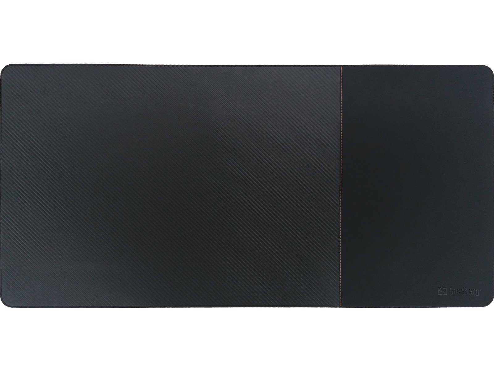 Sandberg 2in1 Carbon Desk Pad XXXL combina dos superficies diferentes en una gran alfombrilla de escritorio. La superficie lisa de PU con aspecto de carbono ofrece una base elegante para tu teclado y otros equipos